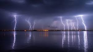 Apakah-petir-bisa-menyambar-air-apa-yang-terjadi-jika-petir-menyambar-air