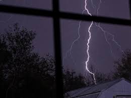 apakah-petir-dapat-menembus-kaca-fakta-dan-mitos-tentang-petir