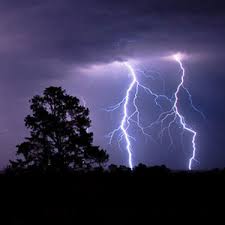 Tips Mengurangi Risiko Terkena Petir di Tempat Kerja